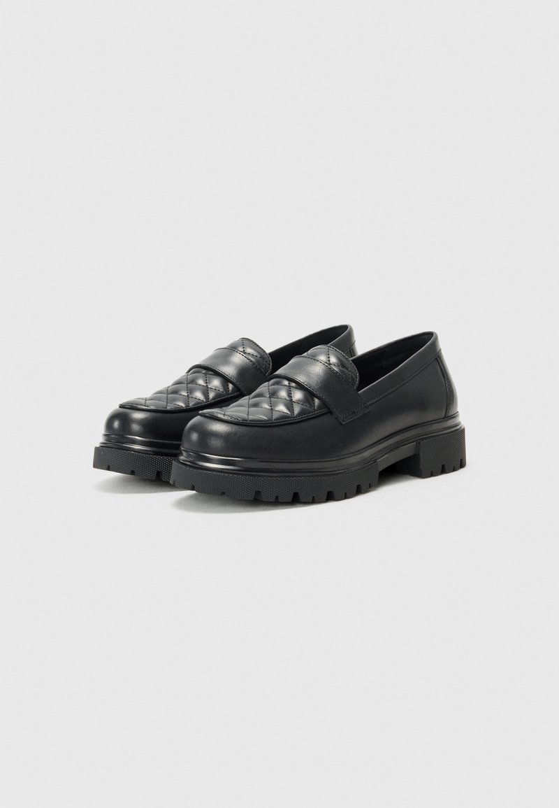 Schwarze Slipper mit einem genähten Lederoberteil, im Slip-On-Design, mit einer stabilen Gummisohle und dezenten Steppnähten für zusätzliche Textur.