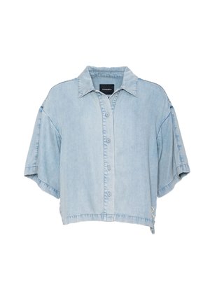 Jasnoniebieska skrócona koszula dżinsowa z szerokimi krótkimi rękawami, zapinana na guziki z przodu, z klasycznym kołnierzykiem.
