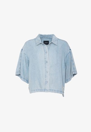 Lys blå cropped denimskjorte med vide, korte ermer, knappestolpe foran og standardkrage.
