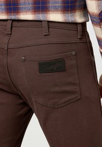 Wrangler GREENSBORO - Vaqueros rectos - mahogany