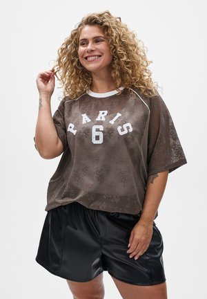 Bruine mesh top met "PARIS 6" in witte letters en korte mouwen, gecombineerd met glanzende zwarte shorts, tegen een effen witte achtergrond.