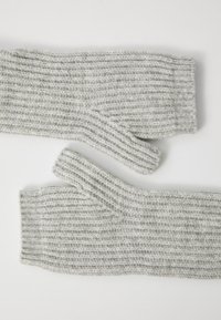Brosa de lână gri, fără degete, cu o textură plisată, având o zonă deschisă pentru degete și un design cu manșetă la încheietura mâinii.