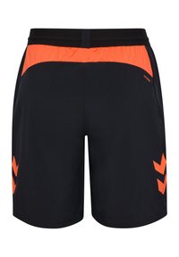 Zwarte sportshorts met een oranje mesh tailleband en chevronaccenten. Lichtgewicht, gladde stof, ontworpen voor comfort en flexibiliteit.
