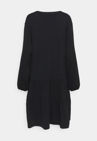 Musta pitkähihainen mekko pyöreällä kaula-aukolla, kerroksellisella helman mitta, ja kootut yksityiskohdat hihoissa, valmistettu pehmeästä ja sileästä kankaasta.