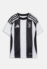 Maglietta da calcio della Juventus con strisce verticali bianche e nere, maniche corte, collo rotondo nero e marchio Adidas sulle spalle.