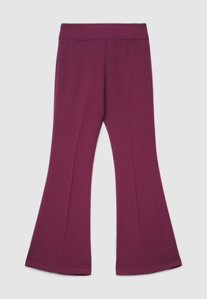 Pantaloni a zampa realizzati in tessuto liscio di colore viola intenso. Presentano una vita ampia e pieghe sottili sulla parte anteriore, offrendo un aspetto sartoriale.
