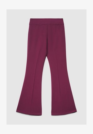 Pantaloni a zampa realizzati in tessuto liscio di colore viola intenso. Presentano una vita ampia e pieghe sottili sulla parte anteriore, offrendo un aspetto sartoriale.