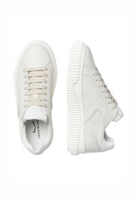 Sneaker bianche in pelle con finitura testurizzata, design con lacci e suole in gomma rigata. Presentano un marchio discreto e lacci beige.