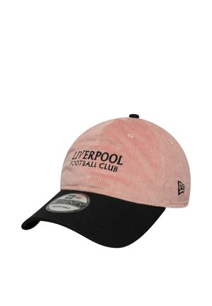 Różowa czapka bejsbolowa z sztruksu z czarnym daszkiem, haftowanym "Liverpool Football Club" czarną nicią, z regulowaną metką na pasku daszka.