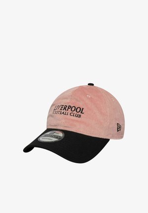 Rosa Cord-Baseballkappe mit schwarzem Schirm, bestickt mit "Liverpool Football Club" in schwarzem Garn, mit verstellbarem Riemenetikett am Schirm.