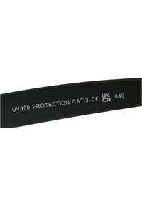 Brațul ochelarilor de soare negri afișează textul argintiu: "PROTECȚIE UV400 CAT.3 CE UKCA 040." Textură netedă, mată, fără accesorii.
