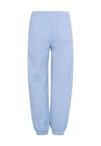 Hellblaue, locker sitzende Jogginghose mit elastischem Bund, Bündchen und einer einzelnen Gesäßtasche. Weiches Baumwollmaterial mit minimalen Nähten.