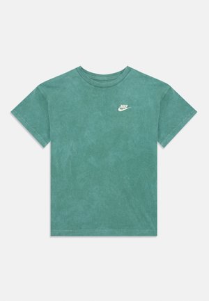 Žalias medvilninis marškinėliai su apvaliu kaklu, trumpomis rankovėmis, subtiliu įrišimu ir baltu Nike logotipu ant kairiojo krūtinės.