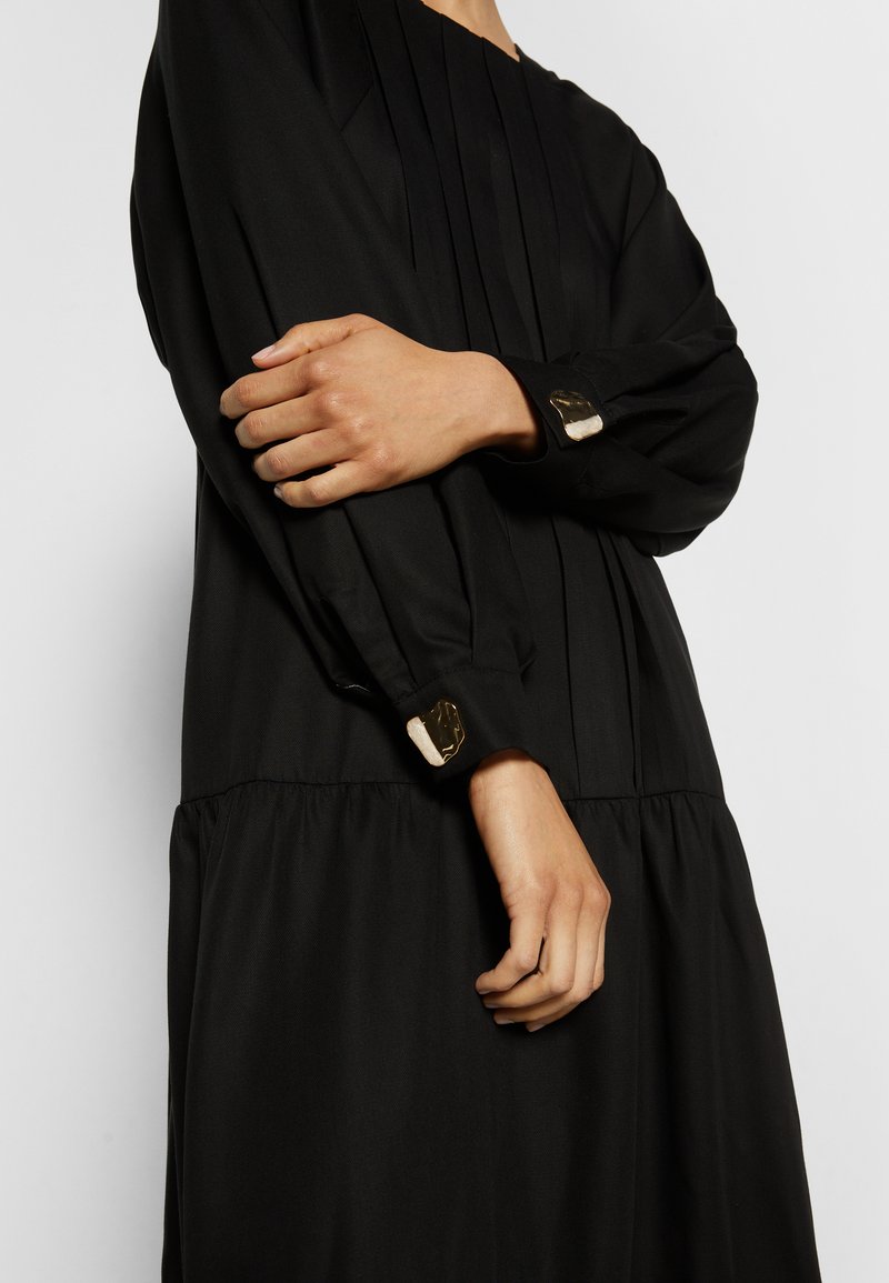 Damen Kleider | Mother of Pearl LONG SLEEVE DRESS WITH PLEATED FRONT Maxikleid black/schwarz - UF83181 Damen Kleider | Mother of Pearl LONG SLEEVE DRESS WITH PLEATED FRONT Maxikleid black/schwarz - UF83181