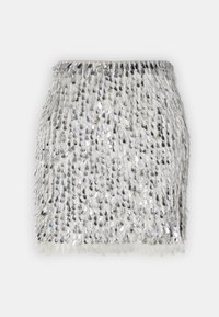 Mini-jupe à franges avec des embellissements en sequins argentés sur un fond de tissu léger. Elle présente une silhouette droite et une texture douce.