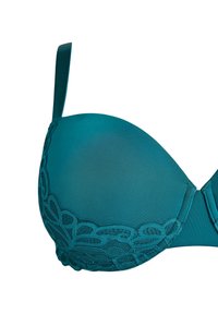 Küpe liblikas sinine polsterdatud rinnahoidja tass koos reguleeritava rihmaga ja pitsilised lillemustrid alumises servas, eraldatud valgel taustal.