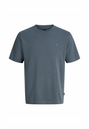 T-shirt bleu uni à manches courtes avec col rond, avec un petit logo discret sur la poitrine gauche et une étiquette latérale près de l'ourlet inférieur.