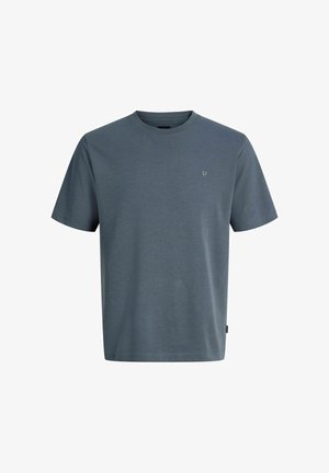 Effen blauwe T-shirt met korte mouwen en ronde hals, met een klein subtiel logo op de linkerborst en een zijlabel nabij de onderzoom.