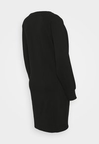 Černé oversized šaty ve stylu svetru, s dlouhými rukávy, kulatým výstřihem a měkkou texturou. Minimální design bez viditelných vzorů nebo akcentů.