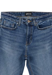 Jeans in denim blu medio con cuciture arancioni a contrasto. Presentano cinque tasche e una chiusura con bottone metallico. Etichetta del brand "GAS" inclusa.