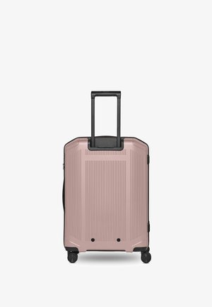 Harde koffer in roségoud met uitgeschoven zwarte telescopische handgreep en vier zwenkwielen op een witte achtergrond.