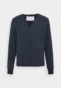 Granatowa pikowana kurtka z zamkiem błyskawicznym z przodu, ściągaczami przy mankietach i kieszenią na piersi, na białym tle.