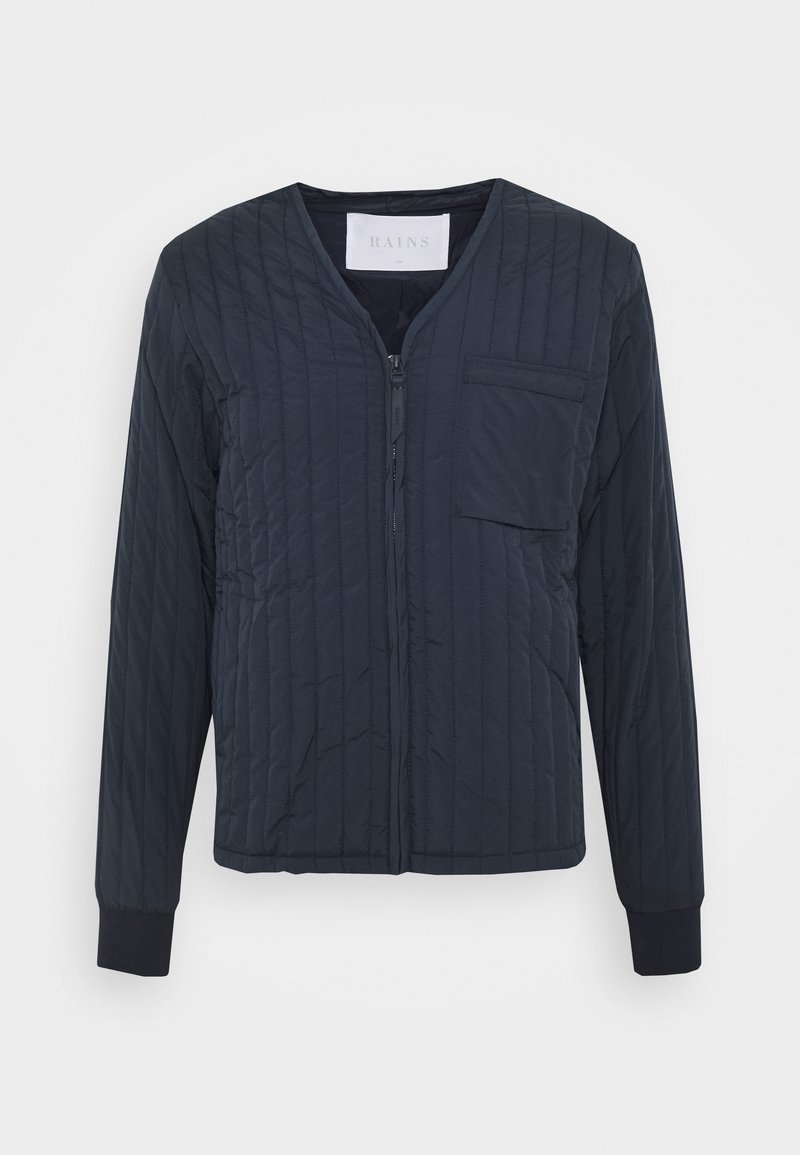 Granatowa pikowana kurtka z zamkiem błyskawicznym z przodu, ściągaczami przy mankietach i kieszenią na piersi, na białym tle.