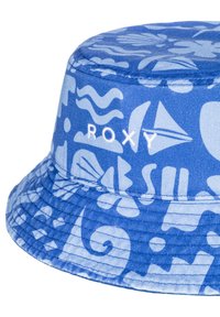 Niebieska czapka typu bucket z jasnoniebieskim wzorem abstrakcyjnych kształtów i projektów, z białym haftem "ROXY" na przodzie.
