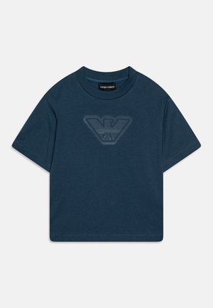 Granatowy T-shirt z krótkim rękawem, okrągłym dekoltem i subtelnym, fakturowanym logo Emporio Armani na środku z przodu.
