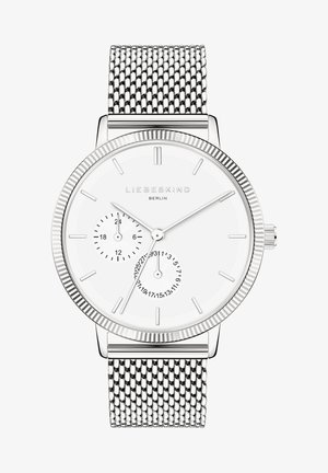 Sølv mesh rem ur med en hvid urskive, der har to subdialer, minimalistiske timemarkører og en tekstureret bezel. Mærke: Liebeskind Berlin.
