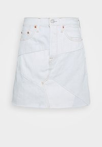 Džínová sukně světle modré barvy s vysokým pasem, úhlovým patchworkovým designem a kontrastním žlutým prošíváním. Pět kapes a zapínání na knoflík.