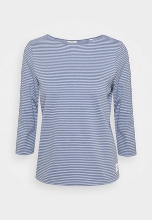 Blau-weiß gestreiftes Langarmshirt mit dünnen, horizontalen Streifen, rundem Ausschnitt und einem kleinen weißen Etikett nahe dem Saum auf der linken Seite.
