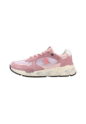 Sneaker basse in camoscio rosa e mesh con suola beige spessa con testo stampato e battistrada nero.