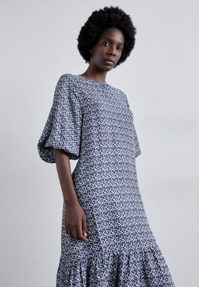 Rochie cu model floral în nuanțe de bleumarin și alb, cu mâneci bufante, guler rotund și tiv în straturi, realizată dintr-un material texturat.