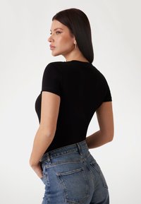 Guess MINI TRIANGLE  - Paprasti marškinėliai - jet black