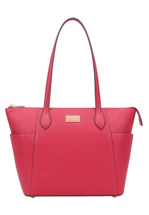 Sac cabas en cuir rouge avec longues poignées, poches latérales, fermeture éclair dorée et une petite plaque de marque rectangulaire à l'avant.