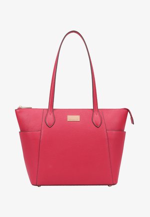 Sac cabas en cuir rouge avec longues poignées, poches latérales, fermeture éclair dorée et une petite plaque de marque rectangulaire à l'avant.