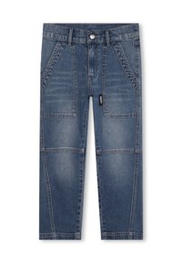 Jeans en denim bleu moyen avec un motif en patchwork, dotés de poches latérales en biais et d'une étiquette noire sur la jambe gauche.