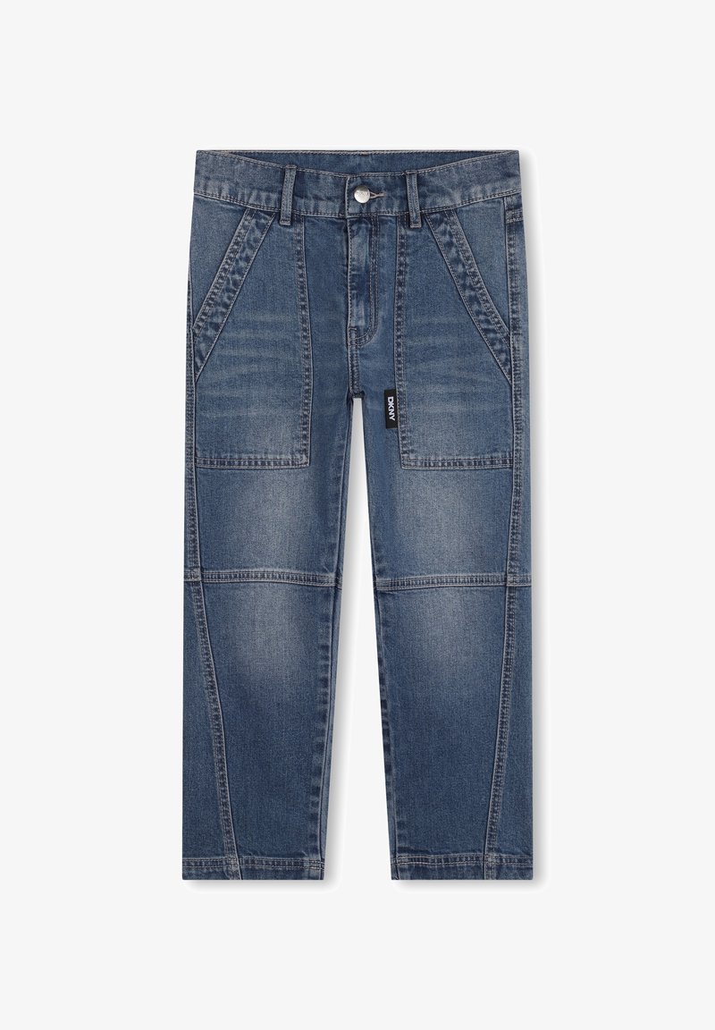Jeans en denim bleu moyen avec un motif en patchwork, dotés de poches latérales en biais et d'une étiquette noire sur la jambe gauche.