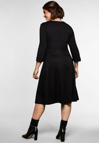 Robe Longue Sheego Taille 46 - Noir - Élégante - Bretelles, Noeud - Midi - Occasion Parfait état