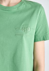 GANT TONAL SHIELD - Basic póló - seacrest green