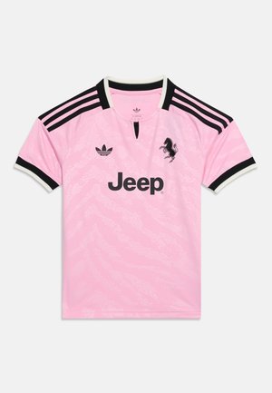 Maillot de sport rose avec des bandes noires sur les épaules, logo Jeep noir au centre, logo Adidas sur la poitrine gauche et emblème noir de cheval cabré sur la poitrine droite.