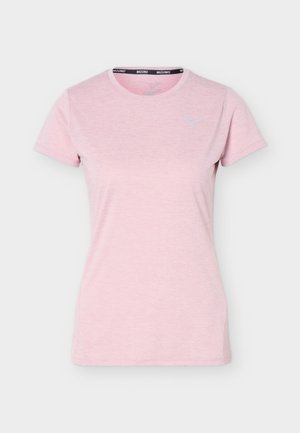 Ανοιχτό ροζ αθλητική κοντομάνικη μπλούζα με στρογγυλή λαιμόκοψη και μικρό λογότυπο Mizuno στο επάνω αριστερό μέρος του στήθους.