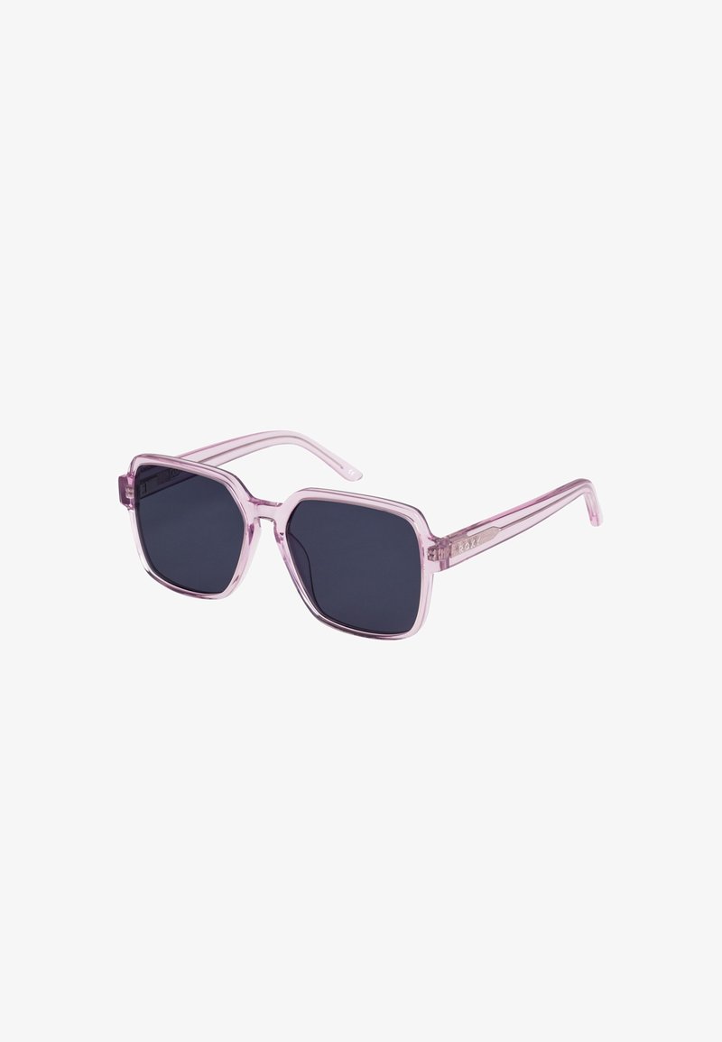 Lunettes de soleil carrées avec montures translucides roses et verres teintés foncés, inclinées sur un fond blanc.