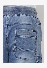 Pasirinkta, azul med medium blue