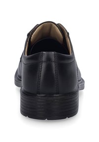 Schwarzer Lederschuh mit glatter Oberfläche, runder Spitze und kontrastierender strukturiertem Sohlen. Verfügt über einen Reißverschluss und gestickte Akzente.