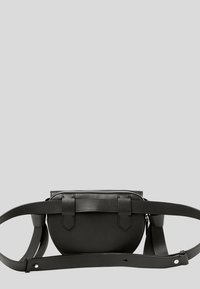 Sac en cuir noir en forme ovale, doté d'une fermeture éclair et d'une bandoulière réglable. Détails notables : deux sangles latérales.