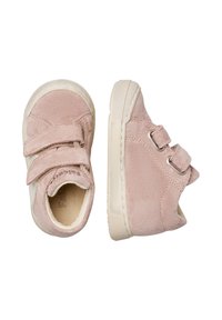 Sneakers per bambini in suede rosa con due cinturini in Velcro, suole in gomma bianca e forma arrotondata. Minimal stitching e dettagli di branding.