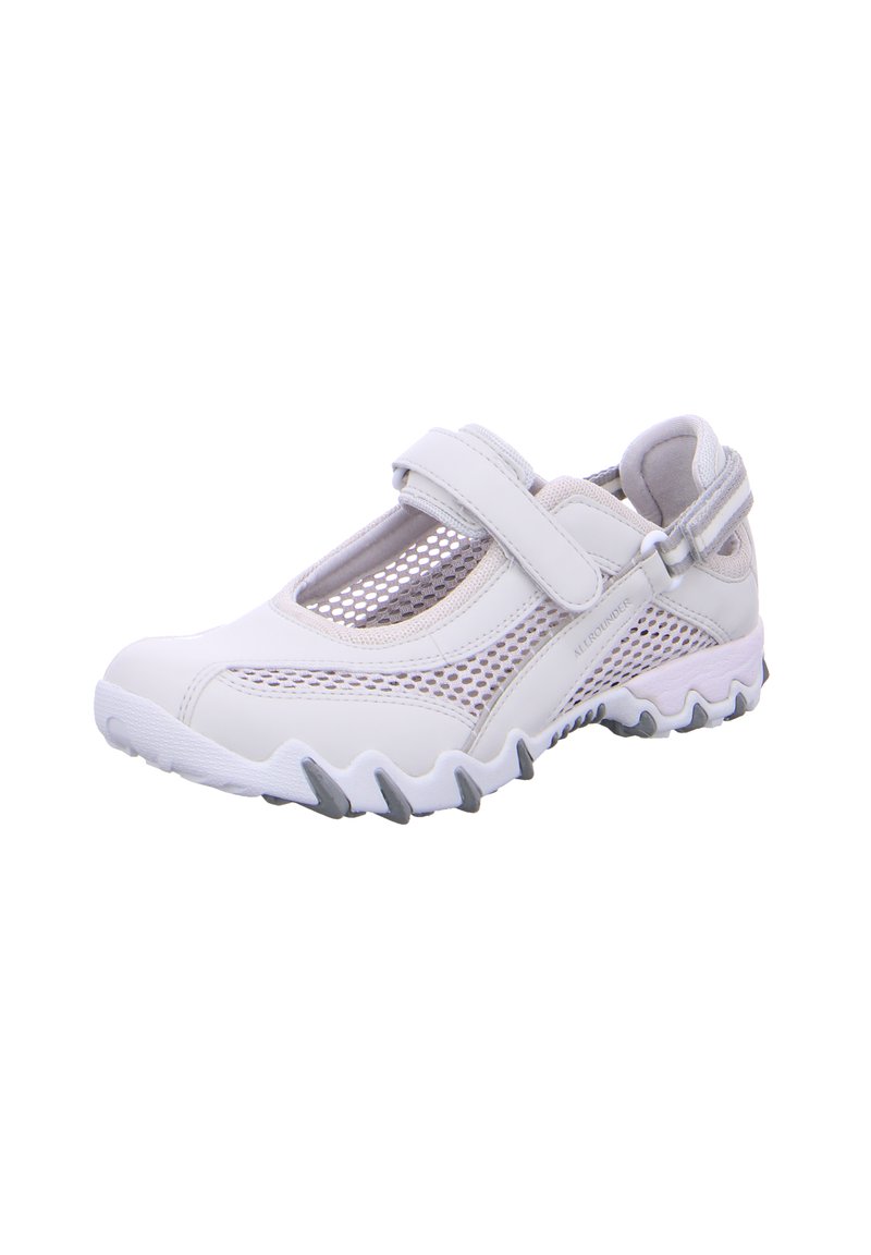 Weißer Sportschuh mit Mesh-Einsätzen, Klettverschluss und strukturiertem Profil. Hat eine abgerundete Zehenpartie und kontrastierende graue Akzente an der Sohle.