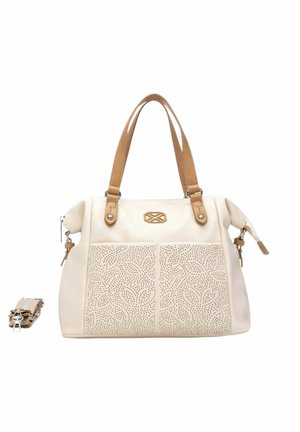 Borsa a tracolla crema con manici color cuoio, pannelli frontali floreali intagliati al laser e tracolla abbinata staccabile posizionata accanto.